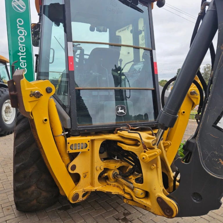 RETROESCAVADEIRA JOHN DEERE 310L
